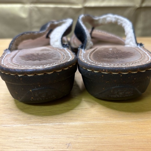 UGG Women's 8 (approx) Black Leather Sandals with Shearling Comfort Sole Suede - Picture 3 of 11